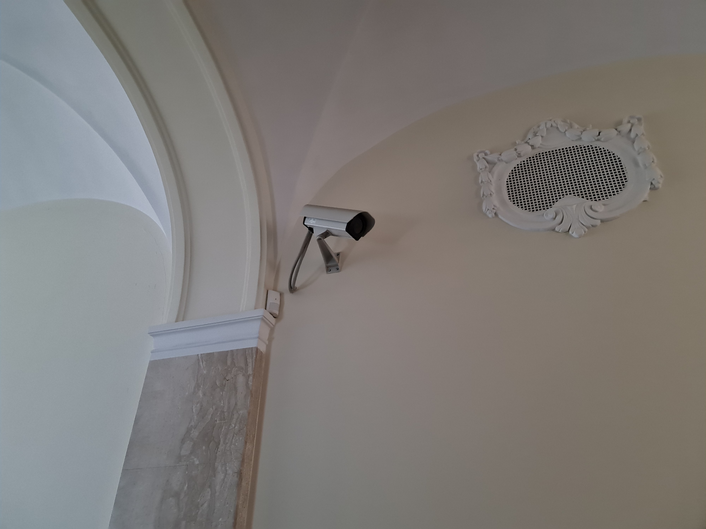 Installation de caméra de surveillance en façade